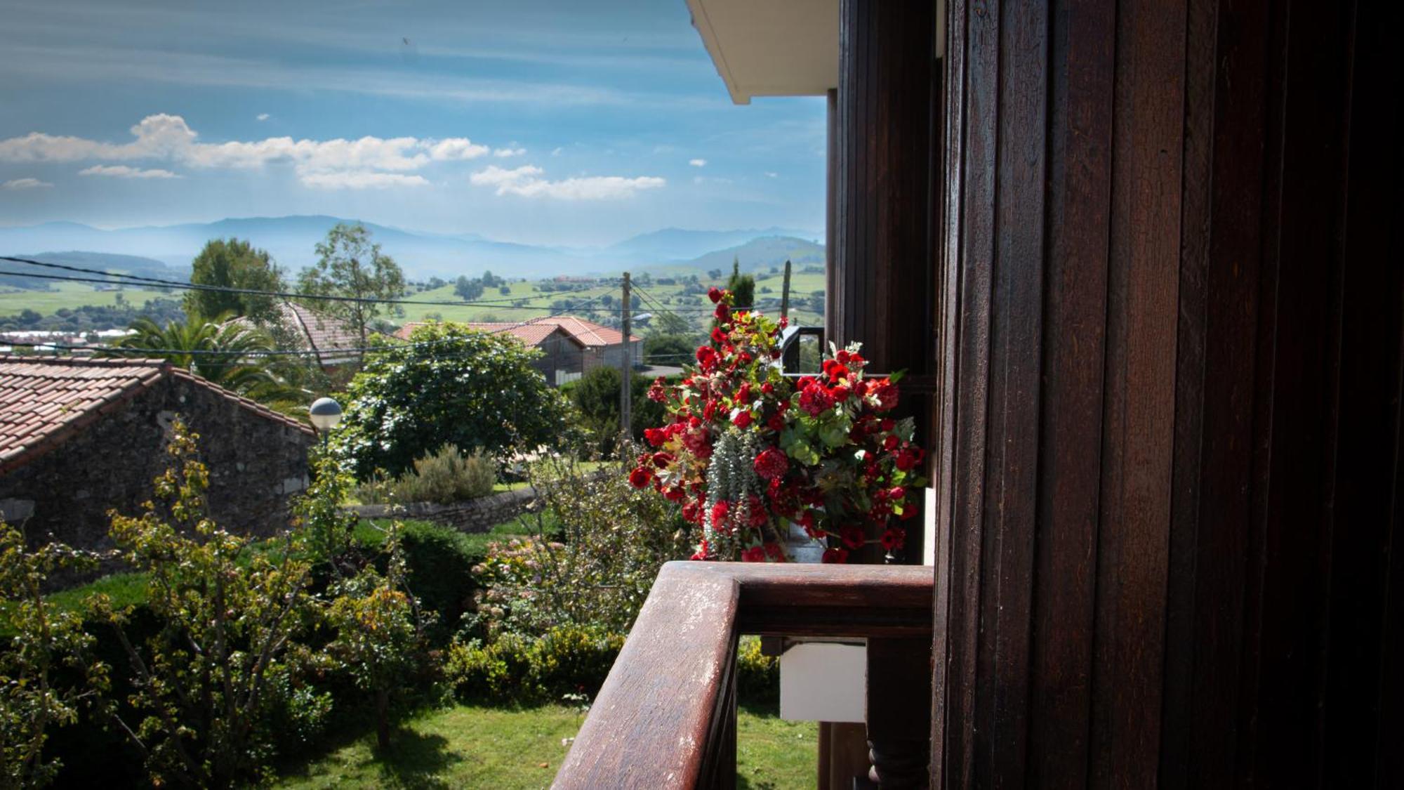 Cosma House Hotel Hinojedo Bagian luar foto